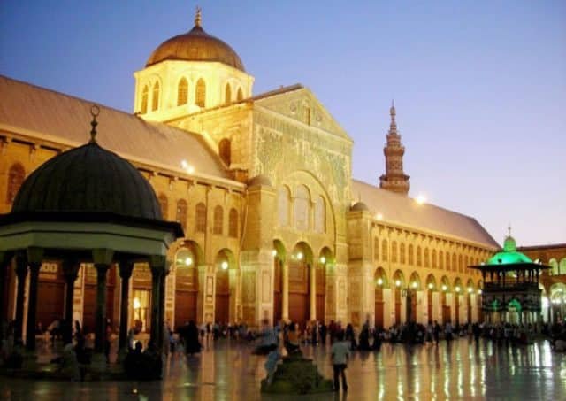 الإتيان الى المسجد بالروائح الكريهة