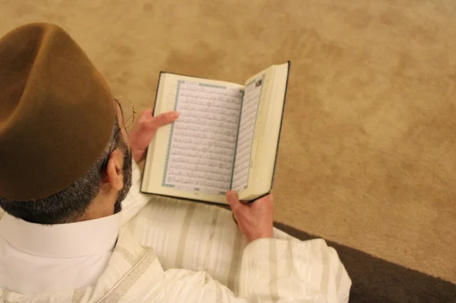 الإستهداء بالقرآن الكريم عن طريق القراءة في قصص المهتدين