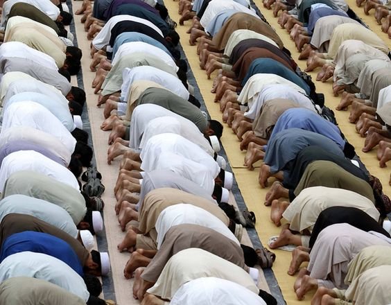 الأعذار التي تبيح للمؤمن التغيب عن صلاة الجمعة والجماعة